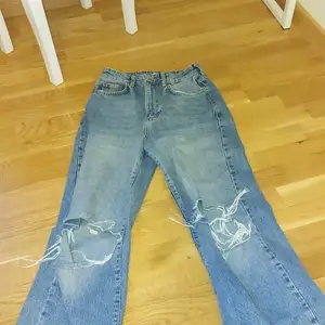 Sjukt snygga Jeans från ginatricot! Dem är också trendiga! Köpte dem för 600kr! Är tyvärr för små! Men är dock i väldigt bra skick! Storlek 34!💕