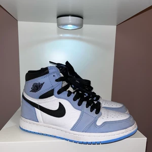 Air Jordan 1 retro high University Blue  - Säljer mina air jordan university blues. Andvända två gånger, som nya. Kommer med extra skosnöre och original kartong.