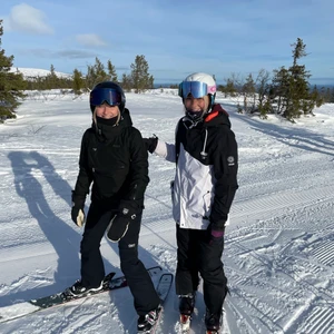 Skidjacka  - Säljer denna populära svart/vita skidjacka från dope! Modellen är oversized och sitter över rumpan på mig som är 165 lång 🥰 Jackan är i mycket gott skick och är väldigt varm och skön även under de kallaste dagarna🌸 NYPRIS 1899