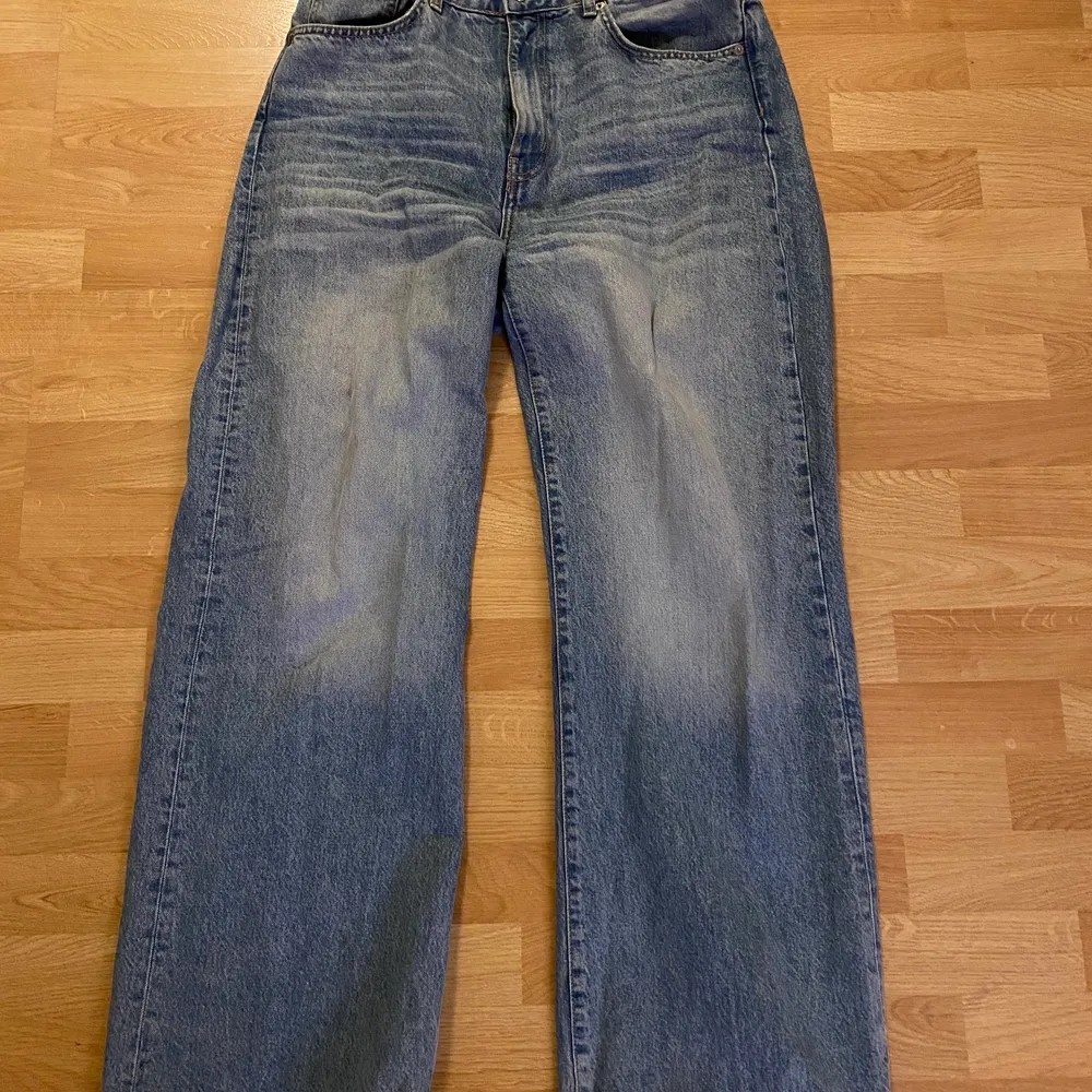 Blåa, vida jeans från lager 157. Jeansen är i strl XL och är inte till användning längre. Jeansen är i ett super bra skick! Skriv för fler bilder:)🥰. Jeans & Byxor.