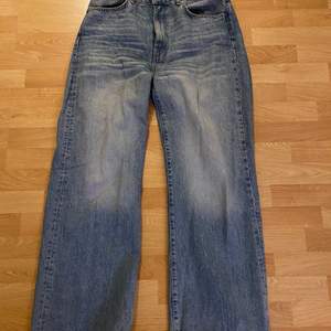 Blåa, vida jeans från lager 157. Jeansen är i strl XL och är inte till användning längre. Jeansen är i ett super bra skick! Skriv för fler bilder:)🥰