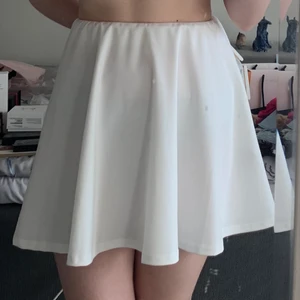 Zara kjol - Vit kjol från zara i storlek S. Säljer pga kom tyvärr inte till användning.