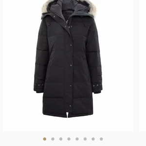 Canada goose  - Intressekoll på min canada goose köpt på johnells i modellen shelburne parka denna vinter i färgen svart och i väldigt bra skick. skriv i kommentarerna eller privat om intresserade