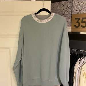 Acne studios crewneck  - Storlek: S ”ganska stor i storleken” endast använd ett fåtal gånger. Väldigt bra skick.