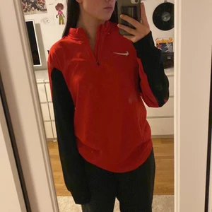 Nike dri-fit - Röd och svart nike dri-fit träningströja. Hör av er för mer info eller bilder💗