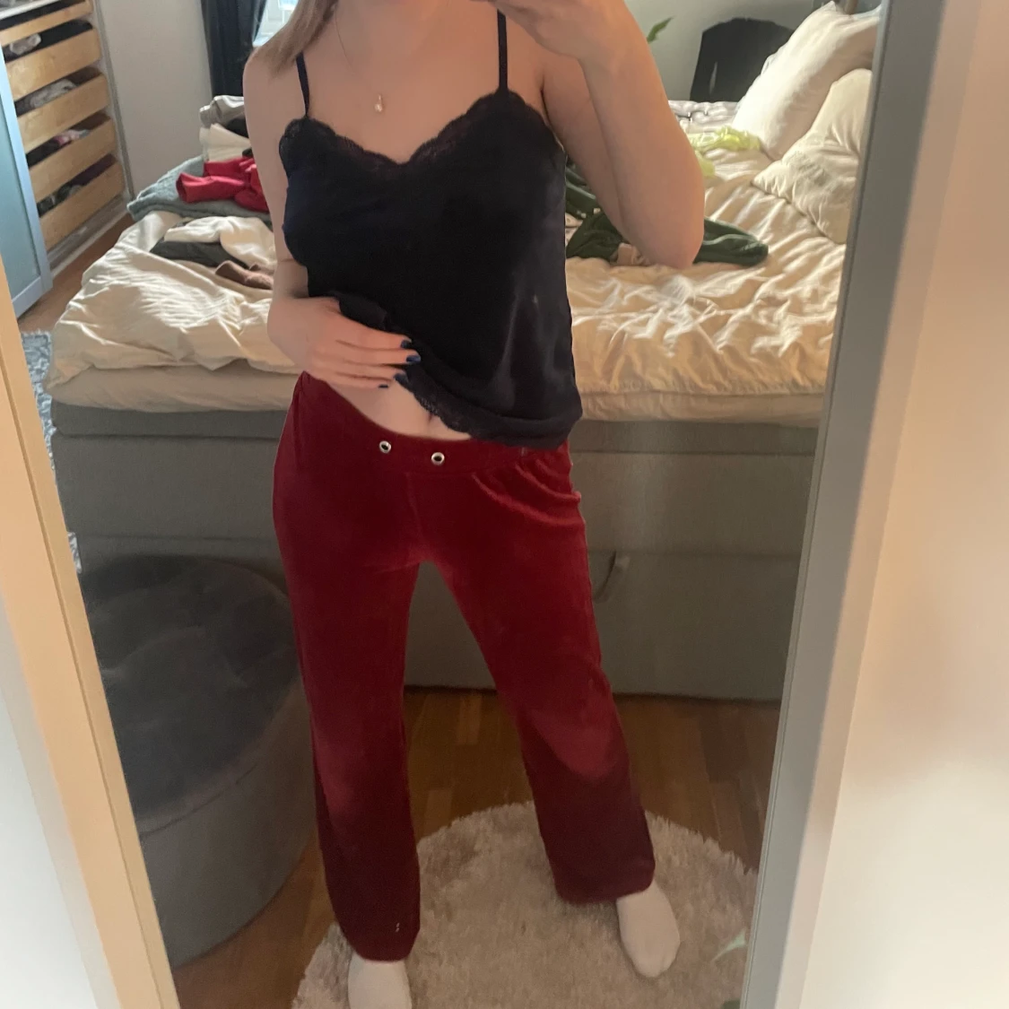 Röda velourbyxor - 90