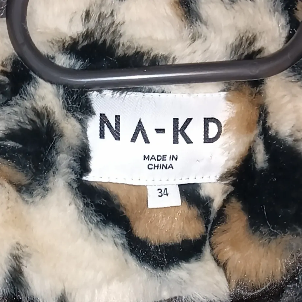 Säljer min leopard kappa ifrån nakd i strl 34, passar upp till 38, endast provad. #nakd. Jackor.
