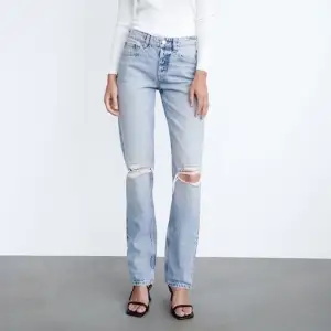 Superfina jeans från Zara!💛Köpta för några månader sedan och alldrig använda, lapparna sitter fortfarande kvar. Är storlek 40 men sitter som 38 skulle jag säga. (Kom privat för mera bilder och mått)💛