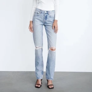 Zara jeans stl 38 - Superfina jeans från Zara!💛Köpta för några månader sedan och alldrig använda, lapparna sitter fortfarande kvar. Är storlek 40 men sitter som 38 skulle jag säga. (Kom privat för mera bilder och mått)💛