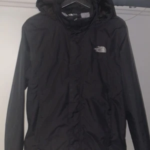 The north face vindjacka - Säljer nu min The North Face vindjacka som är i gott skick! Hör gärna av dig vid fler frågor😀