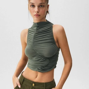 Topp - Topp från Pull and Bear i en grönaktig färg. Storlek M, köpt för 229 och så gott som ny.