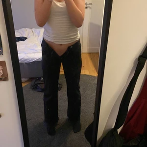 Zara full lenght jeans - Svarta långa jeans från zara med ”fransar” längst ner. Använd ett fåtal gånger och är i mycket bra skick. Ganska hög midja med raka ben. För små på mig i midjan därför de är uppknäppta.