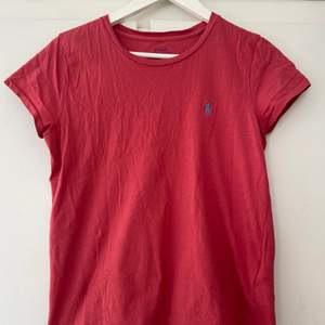 Rosa t-shirt från Ralph Lauren💘 storlek M men jag har vanligtvis S och den passar bra!