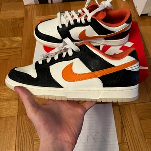 Nike Dunk Low Halloween - Nikw dunk low ” Halloween ”, väldigt cool sneaker som lyser i mörker! Helt nya och oanvända. Skickas snabb och spårbar. Undrar ni över något? Skriv så svarar jag så fort jag kan 🙂
