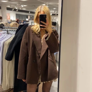 Brun kort kappa - Helt ny kappa köpt på Lindex för 1000 kr, är helt slutsåld!! Kort brun, Storlek L men jag är S vanligt fall och den passar mig super bra då jag gillar när den är lite oversized!! Använd ca 3-4 ggr. 💖💖 så fin!!