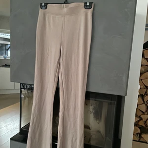 Gina byxor  - Jag säljer mina Gina byxor som jag har använt ett par gånger men dom är som nya och dom är i storlek S. Köparen står för frakten 🤍