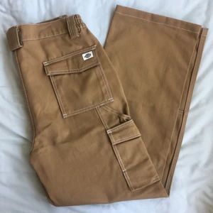 DICKIES X UO CARPENTER PANTS - Ett par dickies i modellen x UO carpenter pants. Köpta för runt 1000 lappen av mig men mest legat i garderoben då de är liite för små för mig som egentligen är M. Såå coola o fina. Ett par riktiga workwear byxor!! 