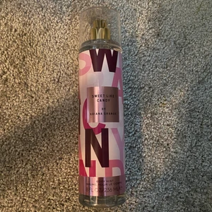 Ariana Grande Sweet Like Candy Body Mist - Ariana Grande Sweet Like Candy body mist. Sprutad en gång, annars aldrig använd.