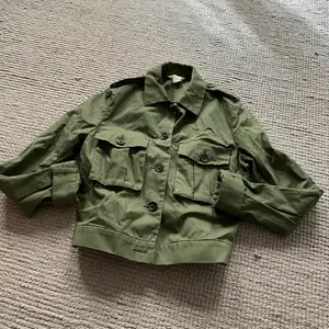 Militärgrön jacka från HM. Kort modell. Fint skick.