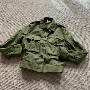 Army jacket  - Militärgrön jacka från HM. Kort modell. Fint skick.
