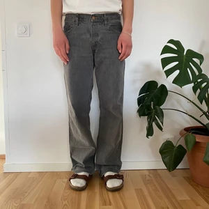 Levis 529 Low Rise straight grå - Lågmidjade vintage Levis 529 Gråa, storlek 33/32. Sitter bra på mig som är 183cm. skriv för fler bilder eller frågor