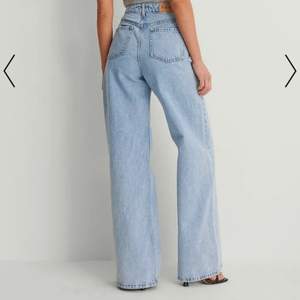 NA-KD, fina och sköna jeans. Börjar tröttna på de o skulle vilja hitta ett par nya här på Plick. Är intresserad av att både sälja och byta mot några andra! !!!Skriv för fler bilder!!!