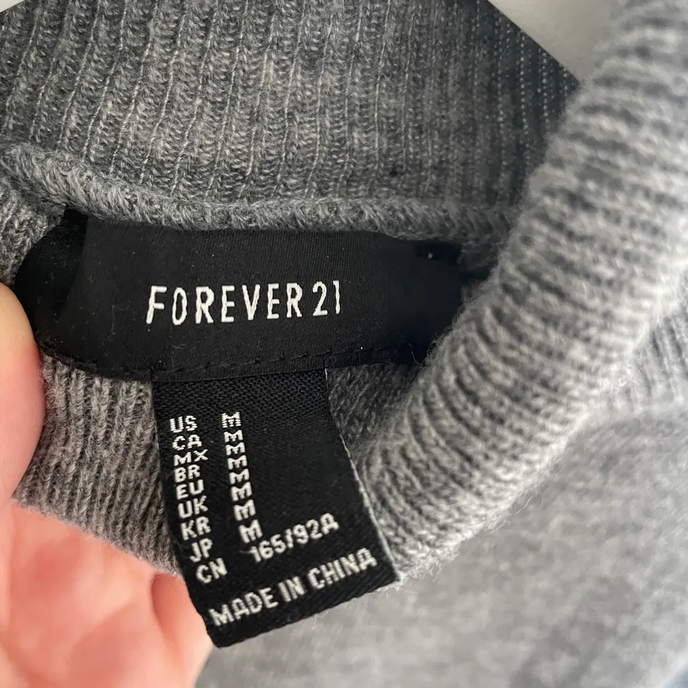 Säljer en superhärlig Turtleneck-tröja i strl M från Forever 21. Kommer inte till användning längre. Lite pösig, alltså sitter inte tight. Inte så lång vilket gör att den lägger sig fint. Fint skick 🥰. Tröjor & Koftor.