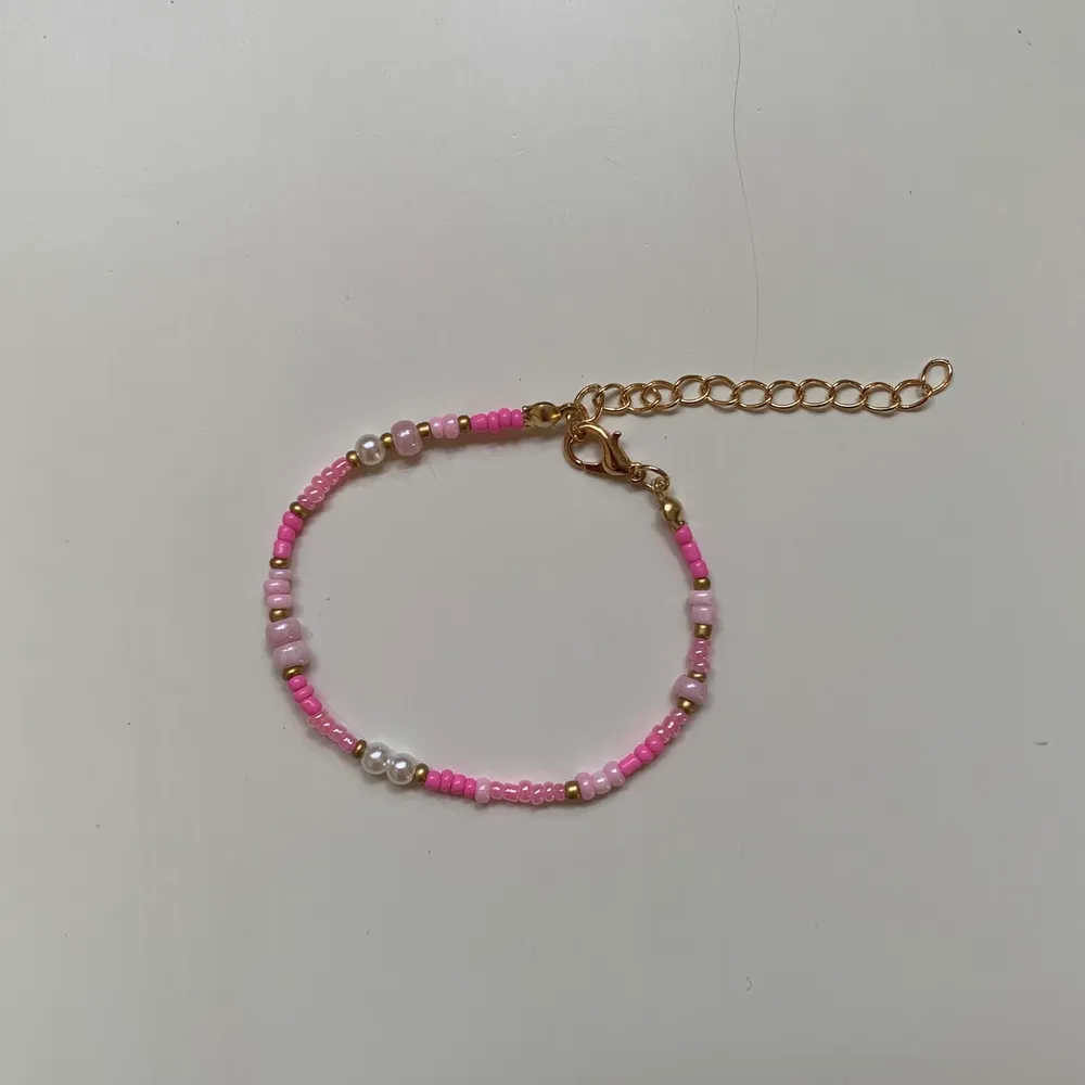 Jättegulligt pärlarmband🌸 armbandet är 17cm+4cm men går självklart att pnska egen längd. Frakt: 13kr men vid köp av 3 armband så bjuder jag på frakten😁. Accessoarer.