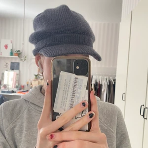 Möss-keps - Typ en mössa med keps skärm. Fin blå mysig, lite unikt plagg