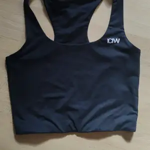 Ett fint svart linne från ICANIWILL i stl S. Köptes för ca 2 månader sen och har tränat i det 1 gång men känner att det är lite litet för mig så därför säljer jag det. 100 kr och köparen står för frakt😊