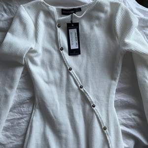 Säljer denna vita stickade klänningen ifrån prettylittlething, tyvärr så var den alldeles för liten för mig så säljer den :( Prislapp kvar, storlek 36. Köparen står för eventuell fraktkostnad. 