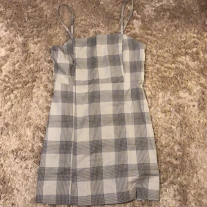 Monki gray mini dress Size:40 (M) - Mini klänning från Monki i grått mönster. Har aldrig blivit använd innan och är i nyskick. Klänningen har en figurnära passform och en dragkedja i bak. 
