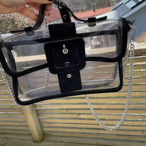 Transparent väska ZARA - Oanvänd transparent väska från ZARA. Lång kedja som är avtagbar. Älskar men aldrig kommit till användning. Säljes pga. Flytt