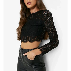 Svart spetströja - Svart tröja i spets ifrån Bohoo, strl M men skulle passa en S. Lappen på tröjan sitter kvar, den är aldrig använd☺️