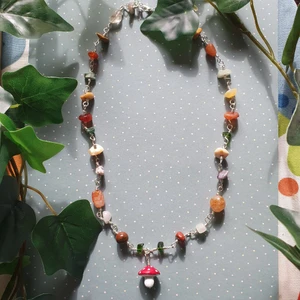 Halsband med svamphänge - Hemmagjort halsband av kristallpärlor, ståltråd och med ett hänge gjort i lera✨️ köparen står för frakten och skriv om ni har några frågor😊