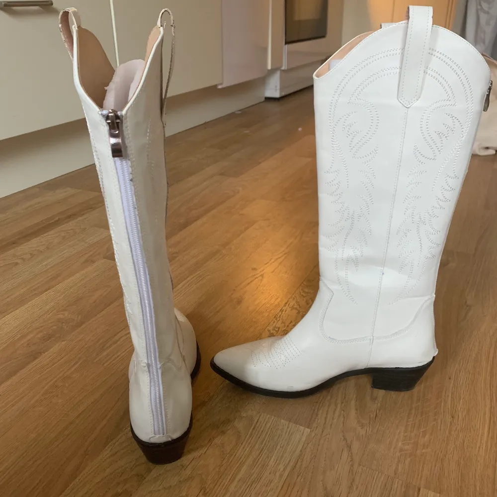Så fina vita cowboy boots! Praktiskt dragkedja baktill. Väldigt sköna att gå i, använda 1 gång. Passar mig bra som har 39/40 i storlek vanligtvis. 🤠. Skor.