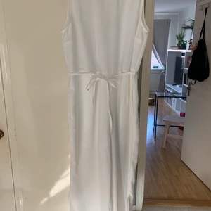 Somrig byxdress Stockholm - Bekväm byxdress med fickor. Säljes pga använd 1 gång! 