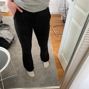 Kostymbyxor  - Snygga kostymbyxor från bikbok. Säljer då de inte kommer till användning längre. Har sprättat upp längst ned så de går till hälarna på mig som är 164/165