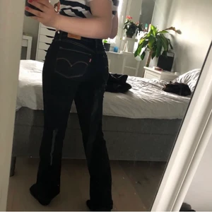 levis low waist jeans - levi’s low waist/mid waist jeans i mörkblå färg. köpte på plick men passar tyvärr mig så bilderna är lånade från tjejen jag köpte ifrån! <3