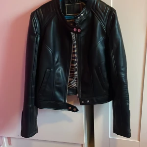 Skin jacka - En riktigt fin skin jacka, användes bara 2-3 gånger