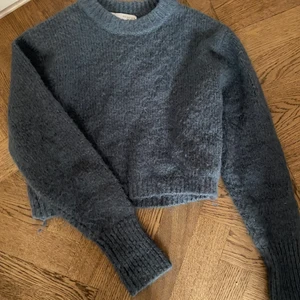 Blå/grön stickad tröja från Zara  - Använd cirka 4-5 ggr, i strl S från Zara köpt i November. Köptes för 399kr säljs för 120kr. Sista bilden med blixt visar färgen bäst, skriv för fler bilder💓 (intresse koll)