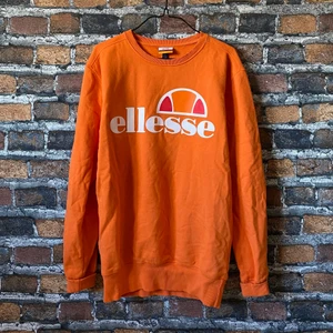 Orange Ellesse Sweatshirt - En fin tröja från märket Ellesse. Herrstorlek S. I fint skick. Frakten är spårbar med PostNord ✅