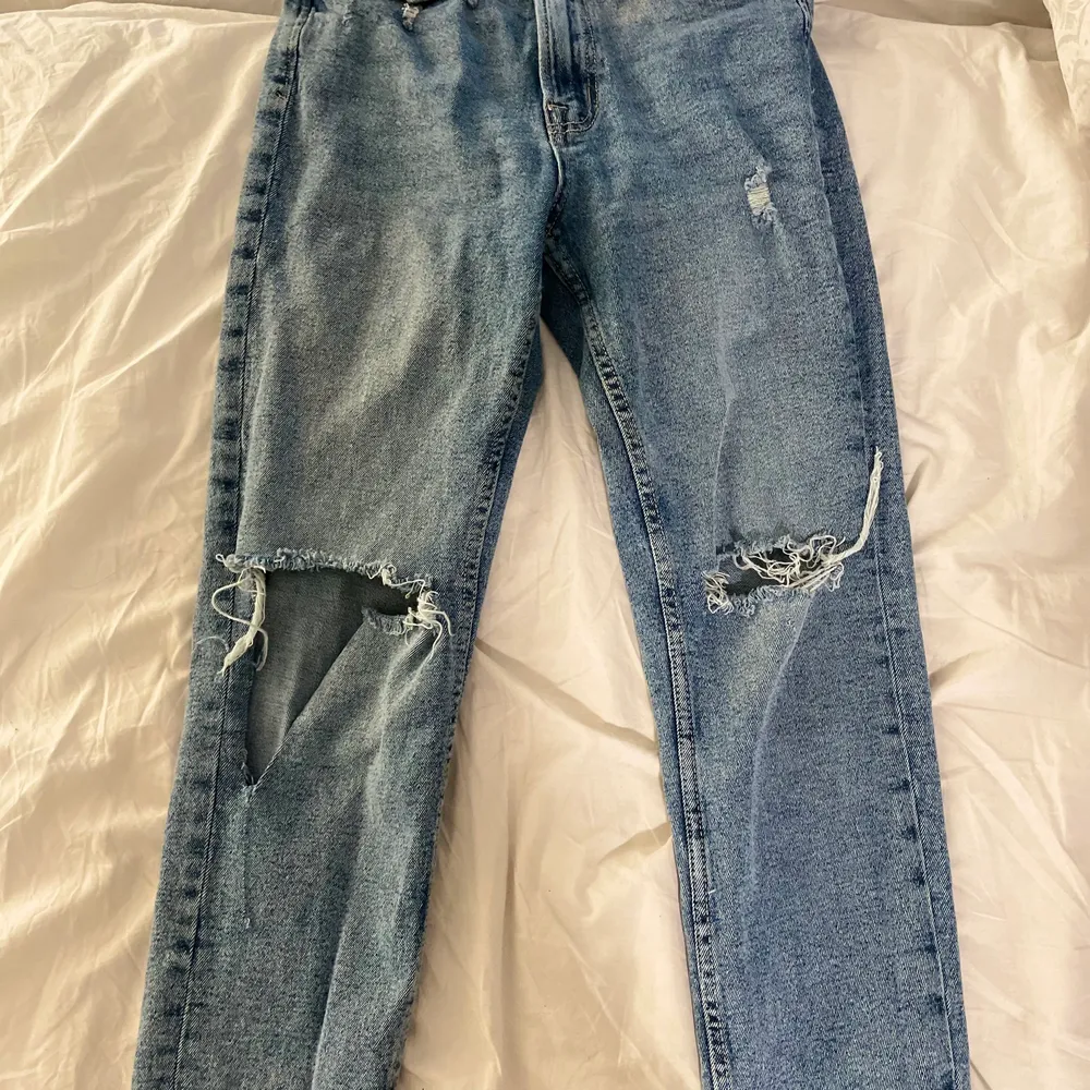 Sluta mom jeans, använda några ggr. Liten reva ”se bild 3” . Jeans & Byxor.