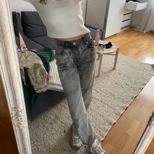 Jeans - Säljer dessa jeans från Gina Tricot som ej knappt är använda, tycker modellen är lite kort för min smak därför säljer jag dessa vidare 💃🏽 frakt tillkommer 💗