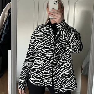 Zebra jacka - Säljer min zebra jeansjacka från Gina tricot, storlek S. Jättebra skick, knappt använd. Köparen står för eventuell fraktkostnad 