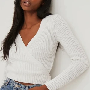 Stickad topp från nakd🤍 - Säljer denna fina tröja då den inte kommer till användning. Aldrig använd. Original priset ligger på 429kr, säljer den för 200kr💞