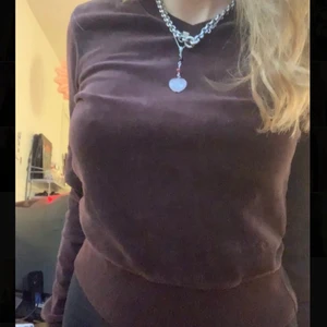 Velour tjocktröja  - Brun velour sweater/tjocktröja med V ringad krage från Bik bok! Storlek S