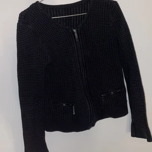 Stickad kofta  - Marinblå stickad kofta med dragkedja. Storlek och märke oklart eftersom lappen är bortklippt, men passar mig som är 165cm bra. Fint skick 