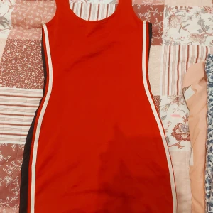 H&M klänning storlek 32 - Har använd den 2 gången bara. Annars den ser som helt nytt