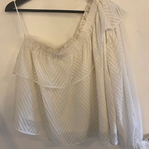 Vit topp - Vit topp med 1 ärm ifrån ONLY